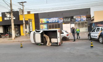Motorista bêbado causa acidente entre dois carros, em Cáceres