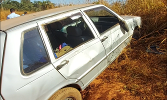 Motorista capota carro ao desviar de caminhonete que trafegava na contra mão
