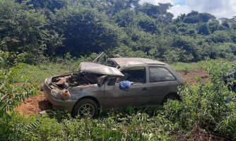 Motorista capota veículo após pneu estourar na estrada do Matão