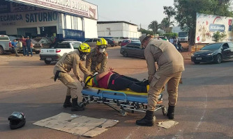 Motorista da ré e bate em motociclista na Tancredo Neves