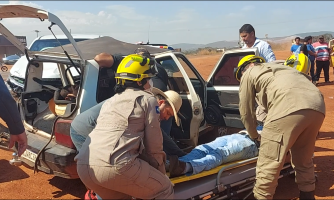 Motorista fica preso às ferragens após ser atingido por caminhonete na BR 174