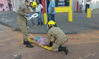 Motorista invade preferencial e bate em motociclista que carregava uma criança