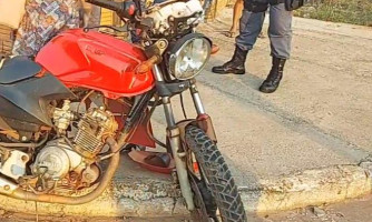 Motorista invade preferencial e colide contra motociclista não habilitado
