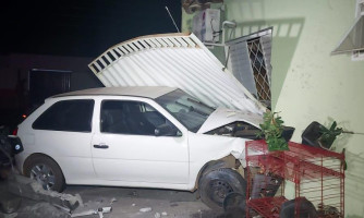 Motorista invadi preferencial atropela motociclista e para o carro dentro de uma residência