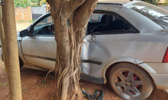 Motorista perde controle de veículo, atropela uma pessoa e foge sem prestar socorro