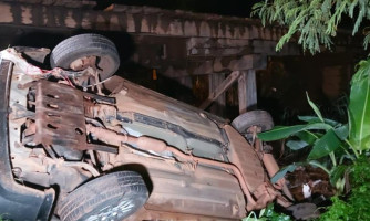 Motorista perde controle e cai da ponte na Manoel F. Pereira