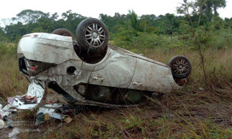 Motorista perde o controle da direção e capota na BR 174