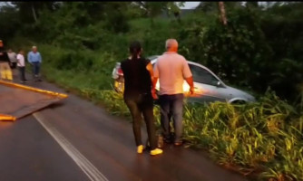 Motorista perde o controle da direção e carro sai da pista, em Pontes e Lacerda