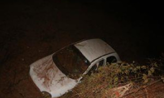 Motorista perde o controle da direção, veículo capota e deixa dois feridos