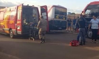 Mulher desembarca de ônibus e é atropelada pelo motorista em Pontes e Lacerda