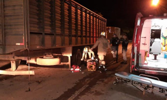 Mulher perde controle da direção de motocicleta e bate em caminhão parado