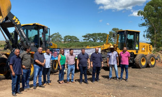 “Nunca tivemos tanto”, diz prefeito ao receber máquinas do deputado Moretto