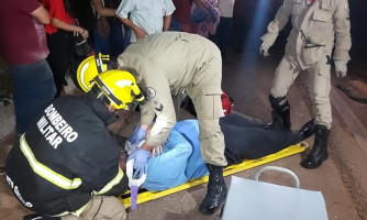 Ônibus colide na traseira de caminhão prancha que era rebocado e motorista fica preso às ferragens