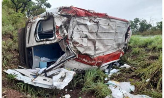 Paciente morre após ambulância capotar em acidente a caminho de hospital