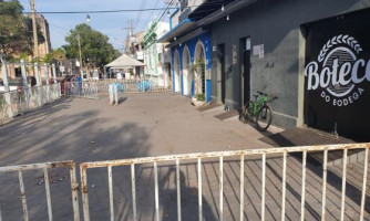 Para evitar aglomeração, Prefeitura cerca calçadão da Praça Barão em Cáceres