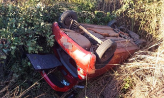 Para não bater em caminhão, veículo invade pista contrária e acaba capotando na BR 174