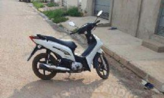 Pedreiro derruba ladrão de moto na enxadada em Cáceres