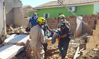 Pedreiro quase é esmagado ao demolir casa no Jardim Aliança