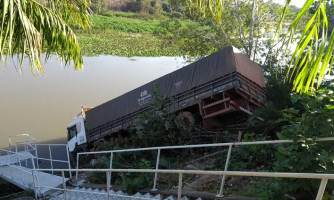 Perseguição cinematográfica a caminhão roubado termina com bandido preso após cair dentro do Rio Paraguai em Cáceres