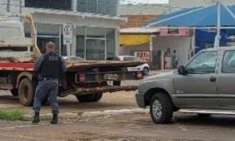 PM multa motorista e guincha camionete estacionada na Praça em Pontes e Lacerda