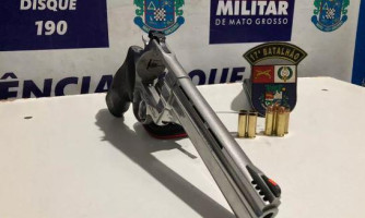 Polícia apreende revólver e munições após disparos; homem foi detido