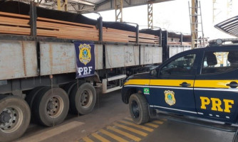 PRF apreende madeira sendo transportada ilegalmente em Pontes e Lacerda