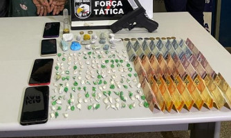Quadrilha é presa com 176 porções de entorpecentes, dinheiro e simulacro de arma de fogo