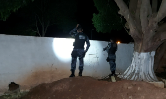 Receptador de camionete pula muro do cemitério para fugir da Força Tática
