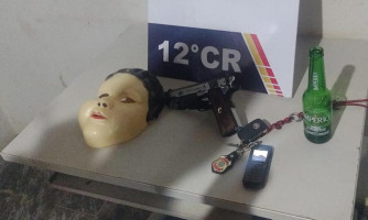 Suposto agente da Polícia Federal é detido com simulacro de arma, em Pl
