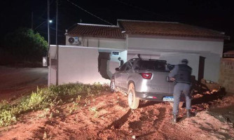Suspeito bate carro roubado em muro durante fuga da Polícia Militar em Pontes e Lacerda