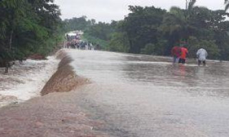 Trecho da rodovia entre Figueirópolis e Jauru é alagado pelas chuvas