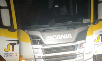 Três homens são presos e menor apreendido acusados de roubar caminhão e sequestrar motorista
