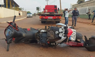 Uma pessoa fica ferida após acidente entre moto e caminhão guincho