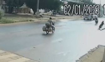 Vídeo: Motociclista “nasce de novo” ao colidir contra caminhão