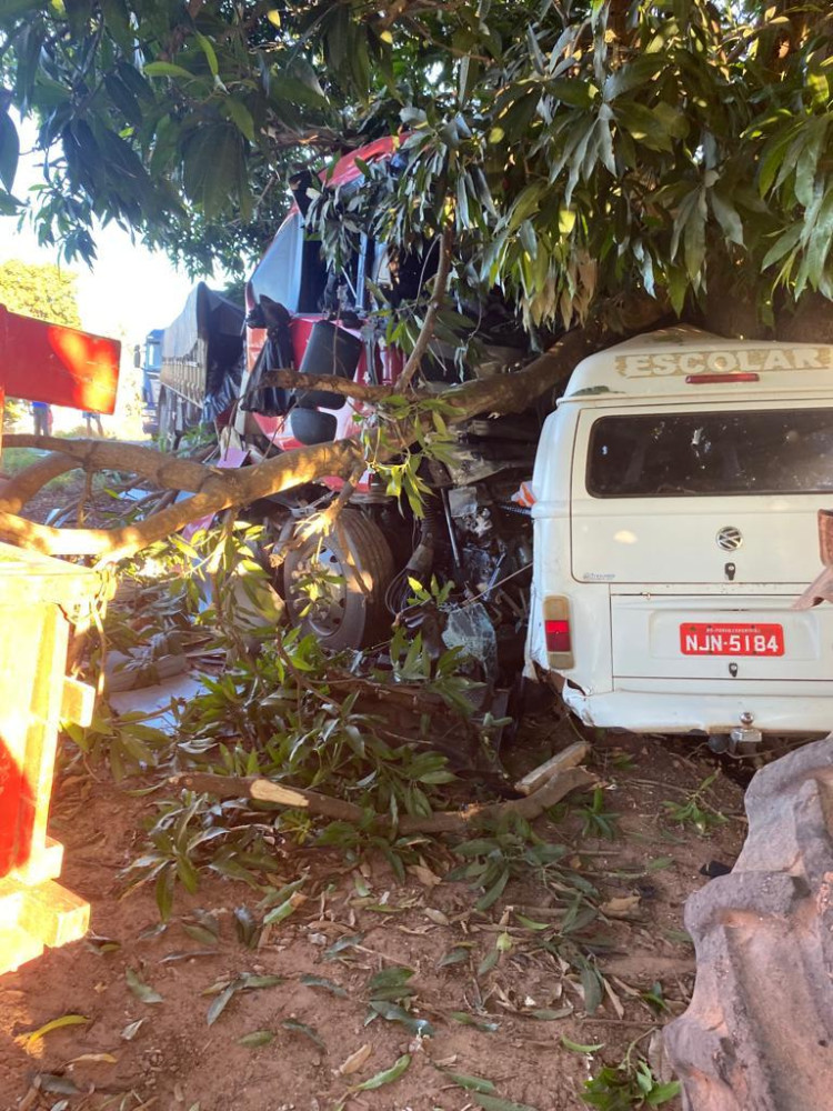 Acidente entre kombi escolar e dois caminhões deixa uma pessoa ferida no Distrito do Pedro Neca, em Porto Esperidião
