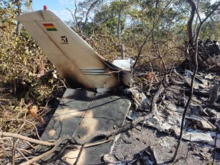 Corpo carbonizado e fuzil são encontrados em destroços