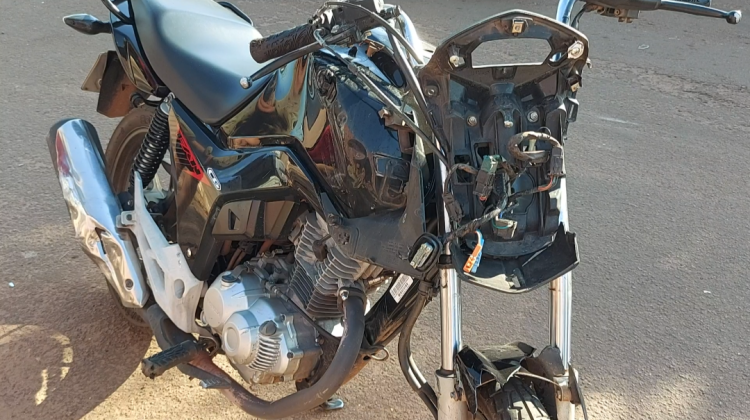 Duas motos colidem violentamente no Centro de Pontes e Lacerda