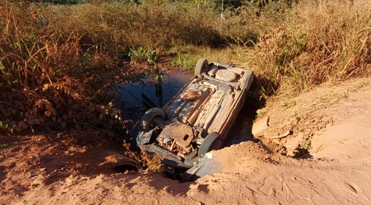 Casal de idosos passa por momento de desespero após capotamento de carro na Estrada do Córrego da Onça