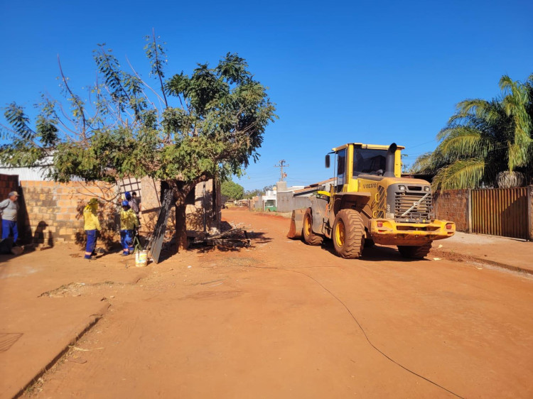 Construída em área irregular, casa é demolida em Pontes e Lacerda