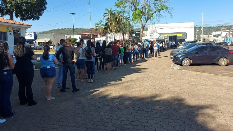 Longas filas marcam início das vendas promocionais para a Expoeste na Praça Miguel Gajardoni