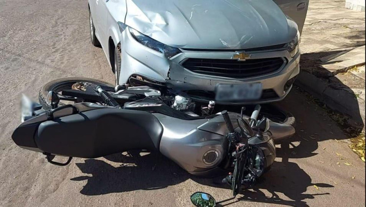 Carro invade preferencial e bate em motociclista, na região Central de Pontes e Lacerda