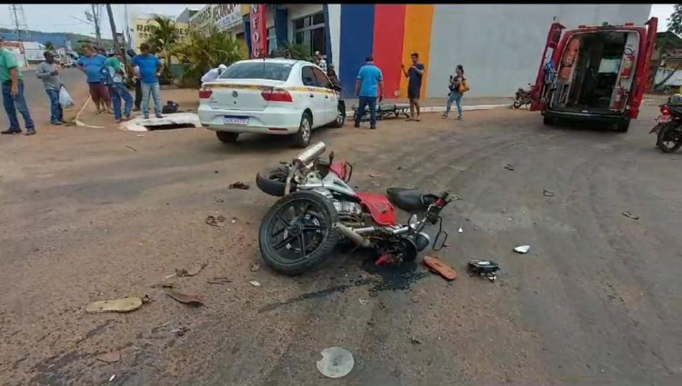 Colisão violenta entre carro e moto deixa duas pessoas em estado grave neste sábado