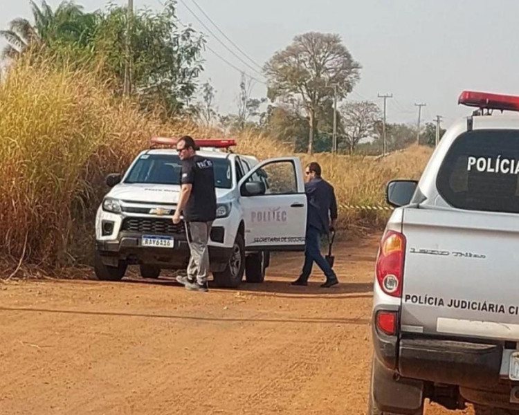 Jovem é encontrado morto à beira da estrada; rosto do jovem estava queimado