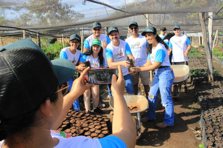 Voluntários realizam a 1° etapa do “Projeto Plantar é Cuidar” de reflorestamento das nascentes em Araputanga