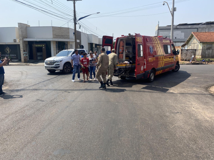 Criança de 10 anos fica ferida após acidente de trânsito na rua Goiás