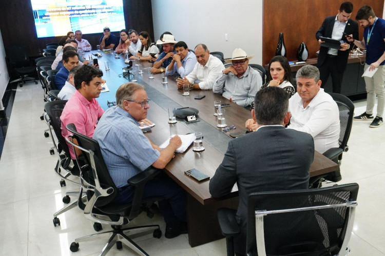 Deputado Valmir Moretto ao lado de prefeitos pedem a instalação do Hospital Regional