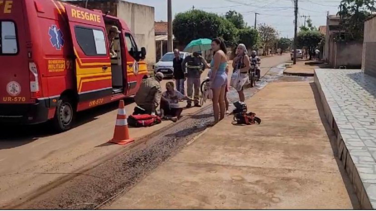 Fiação colocada por empresa de internet na rua provoca queda de motociclista na avenida Paraná