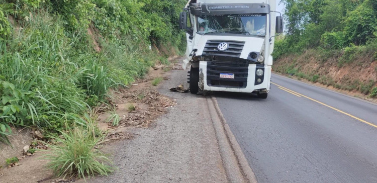 Acidente na BR-174 em Pontes e Lacerda: Caminhão colide na traseira de outro próximo da Unemat