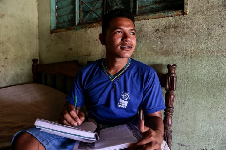 Estudante da zona rural que fez intercâmbio na Inglaterra vai fazer o Enem e pretende cursar agronomia