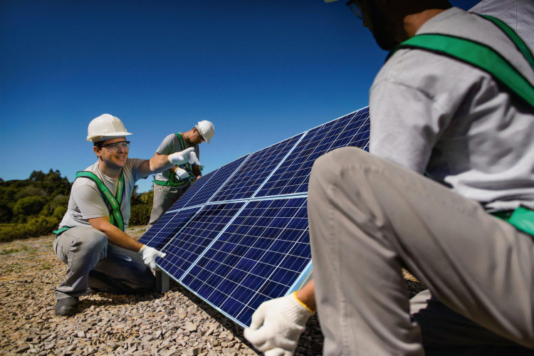 Geração de energia por fonte solar é alternativa para driblar o calor e reduzir custos
